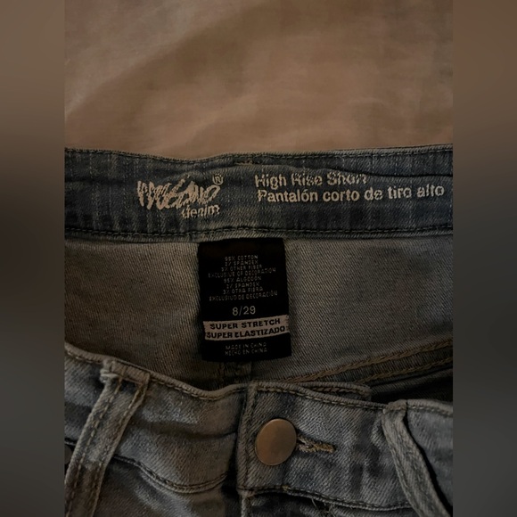 Short shorts - Picture 2 of 4